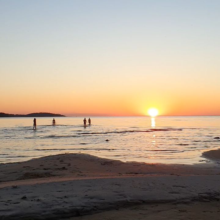 Enjoying sunset after a group meditation guided by @kkanaldusedstuudio on the beach ☀️ #meditationretreat #sunsetinestonia